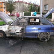 Na Slovanech shořelo auto