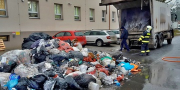 Požár uvnitř popelářského vozu