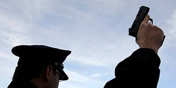 Policejní honička s narkomanem skončila střelbou