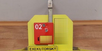 Muž si exekutorem zabavený vůz „ukradl“ zpět