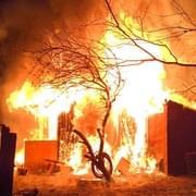 Noční požár chaty zavinil zřejmě bezdomovec