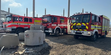 Mladého muže usmrtil nakládací stroj