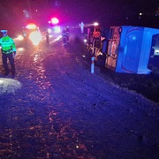 V převráceném autobuse zůstali uvězněni lidé