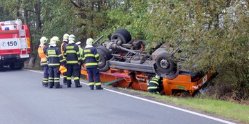 Převrácená cisterna uzavřela silnici