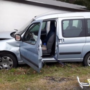 Starší řidič havaroval do vjezdu domu