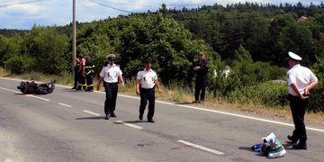 Řidič skútru upadl na silnici, řidič kamionu havaroval na dálnici