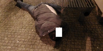 Opilci se váleli na ulici, v domech i obchodních centrech