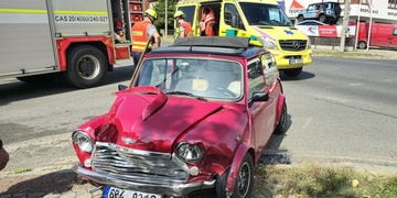 Po střetu skončil jeden z vozů v plotě