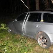 Ujížděl policii a havaroval v lese u Nýřan