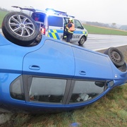 Těžce opilá řidička se s autem převrátila, vezla i dítě