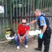 Zdravotníci mu chtěli pomoci, odvděčil se agresí