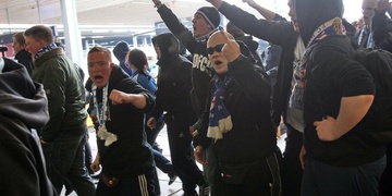 Němečtí hooligans v noci na dnešek řádili v Plzni