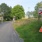 Řidič prorazil závory a ujel
