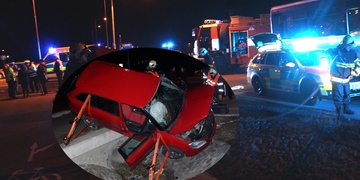 Po střetu s autobusem zůstala devatenáctiletá dívka zaklíněná v převráceném autě