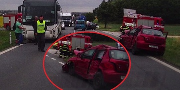 Nehoda autobusu a tří aut uzavřela silnici na Domažlice
