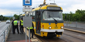 Malý chlapec vběhl před tramvaj