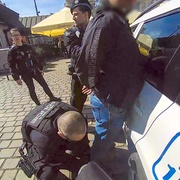 Agresivní muž ohrožoval personál i hosty baru v centru Plzně