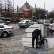 Policisté evakuují soudní budovy