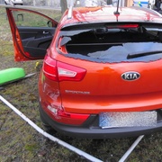 Auto bez řidiče skončilo na fotbalovém hřišti