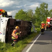 Linkový autobus se převrátil do příkopu