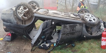 Auto s jedním dospělým a čtyřmi dětmi skončilo na střeše