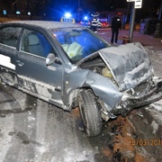 Taxi se čelně střetlo s nákladním vozem