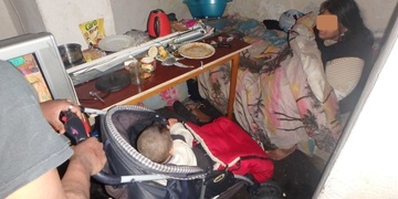 Miminko ve sklepě, společnost mu dělaly stříkačky a feťáci