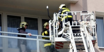 Na Doubravce vstupovali policisté s hasiči do bytu po žebříku