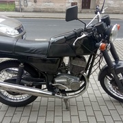 Zahrada domu skrývala ukradené motorky i auta