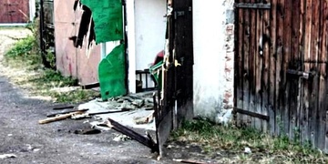 Muž uvázal lano ke svému autu a ke vratům od garáže, pak se rozjel