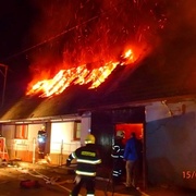 Noční požár doslova připravil lidi o střechu nad hlavou