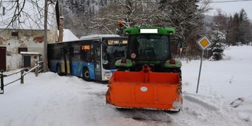 Jeden autobus jel vyprostit, druhý poškodil