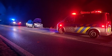 Opilý řidič nezvládl své auto a skončil ve svodidlech