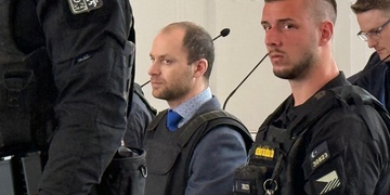 Brutální vražda a znásilnění - bývalého primáře dnes přivedli k soudu v neprůstřelné vestě