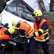 Řidič s dodávkou vyjel ze silnice a narazil do stromu