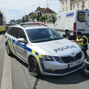 Střet policejního vozu s dalším vozidlem