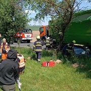 Přívěs nákladního vozu se převrátil na osobní auto