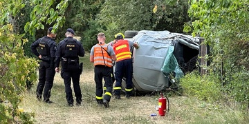 Pickup projel zatáčkou rovně a aniž by brzdil, prořítil se zahradou, na jejímž okraji se nakonec převrátil