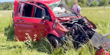 Vážná nehoda - zloděj z ukradeného vozu vyletěl čelním sklem