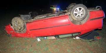 Zraněn byl třiadvacetiletý řidič i jeho sedmnáctiletá spolujezdkyně