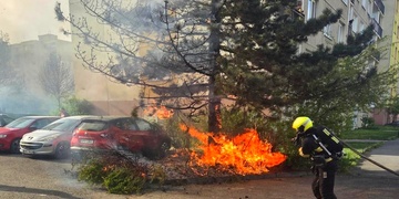 Požár uprostřed sídliště