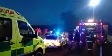 Jeden mrtvý a dva zaklínění ve vraku vozu – řídil opilý muž