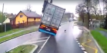 Kamion málem rozdrtil osobní auto, podívejte se sami