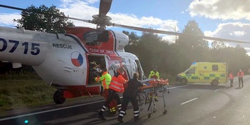 Mladý motocyklista narazil do stromu