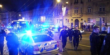 Na Americké rozbili chlapci láhev o hlavu