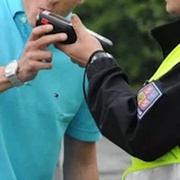 Opilého řidiče chytili ihned poté, co opustil autobazar