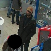Našel telefon a platební kartu, kterou pak "vyluxoval"