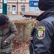 Muž pomočil zastávku a pak nadýchal téměř čtyři promile