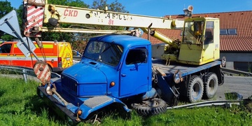 Střet osobního vozu s autojeřábem