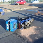 Poslíčka z pizzerie na skútru srazilo nad rondelem auto